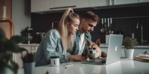 Paar recherchiert Grundversorger online